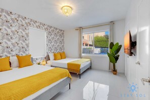 2 slaapkamers, een bureau, een strijkplank/strijkijzer, reisbedje