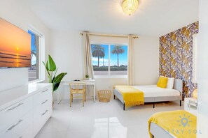 2 chambres, bureau, fer et planche à repasser, lit parapluie