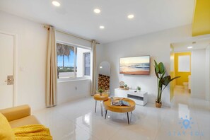 TV, offices - Hollywood Broadwalk Haven + Pool (Hollywood)