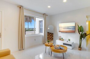 TV, offices - Hollywood Broadwalk Haven + Free Parking + Pool (Hollywood)