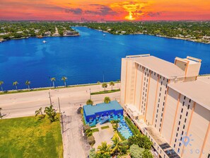 Exterior - Stylish 2 BR Apartment w/Pool - Near Beach (Hollywood)