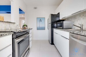 冷蔵庫、電子レンジ、オーブン、コンロ