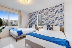 2 slaapkamers, een bureau, een strijkplank/strijkijzer, reisbedje