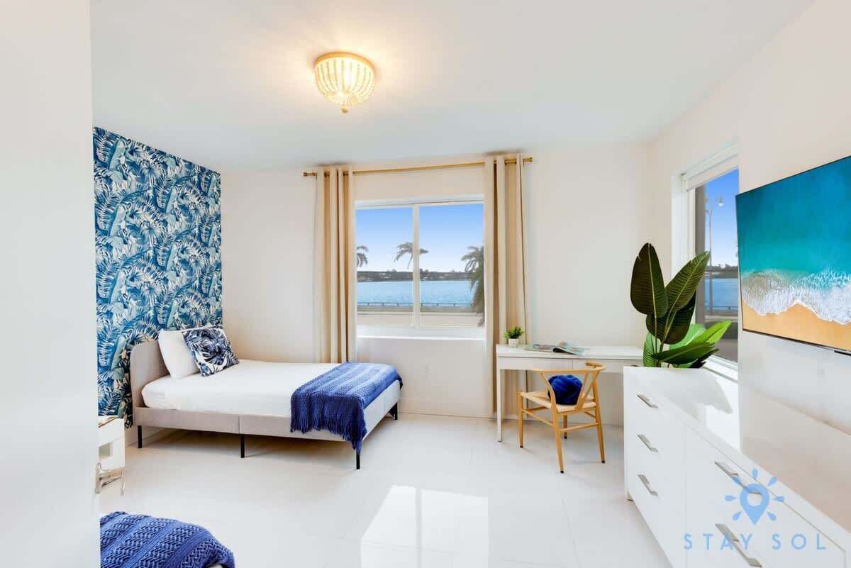 2 bedrooms, desk, iron/ironing board, travel crib