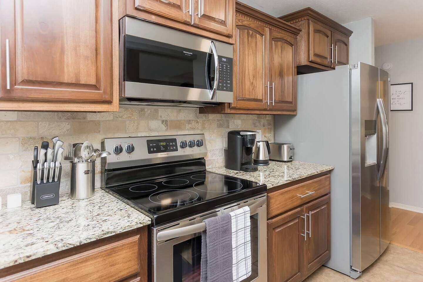 Jääkaappi, mikroaaltouuni, uuni, liesi