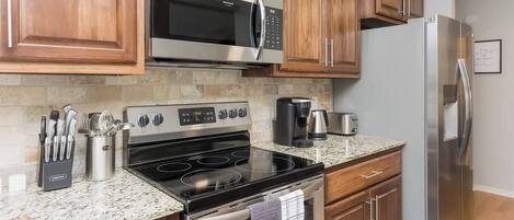 Jääkaappi, mikroaaltouuni, uuni, liesi