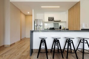 Réfrigérateur, micro-ondes, four, plaque de cuisson