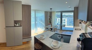 Frigorífico, microondas, horno y placa de cocina