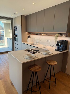 Een koelkast, een microgolfoven, een oven, een kookplaat