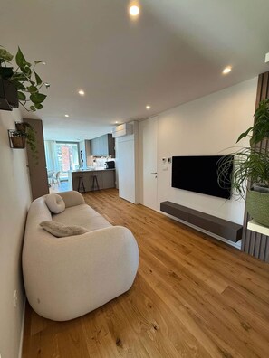 Una televisión, una oficina