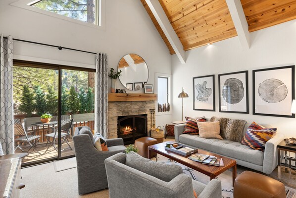 テレビ、暖炉、書斎 / ワークスペース、PC モニター