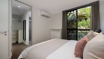 2 bedrooms, iron/ironing board, travel cot, free WiFi