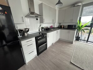 Microwave, oven, stovetop - Sky Line Apartment (Barking)