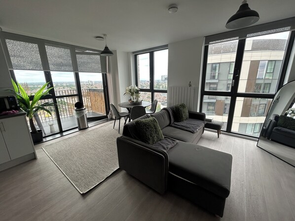 Smart TV - Sky Line Apartment (Barking)