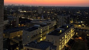 Um edifício alto com vários andares, combinando espaços residenciais e comerciais.