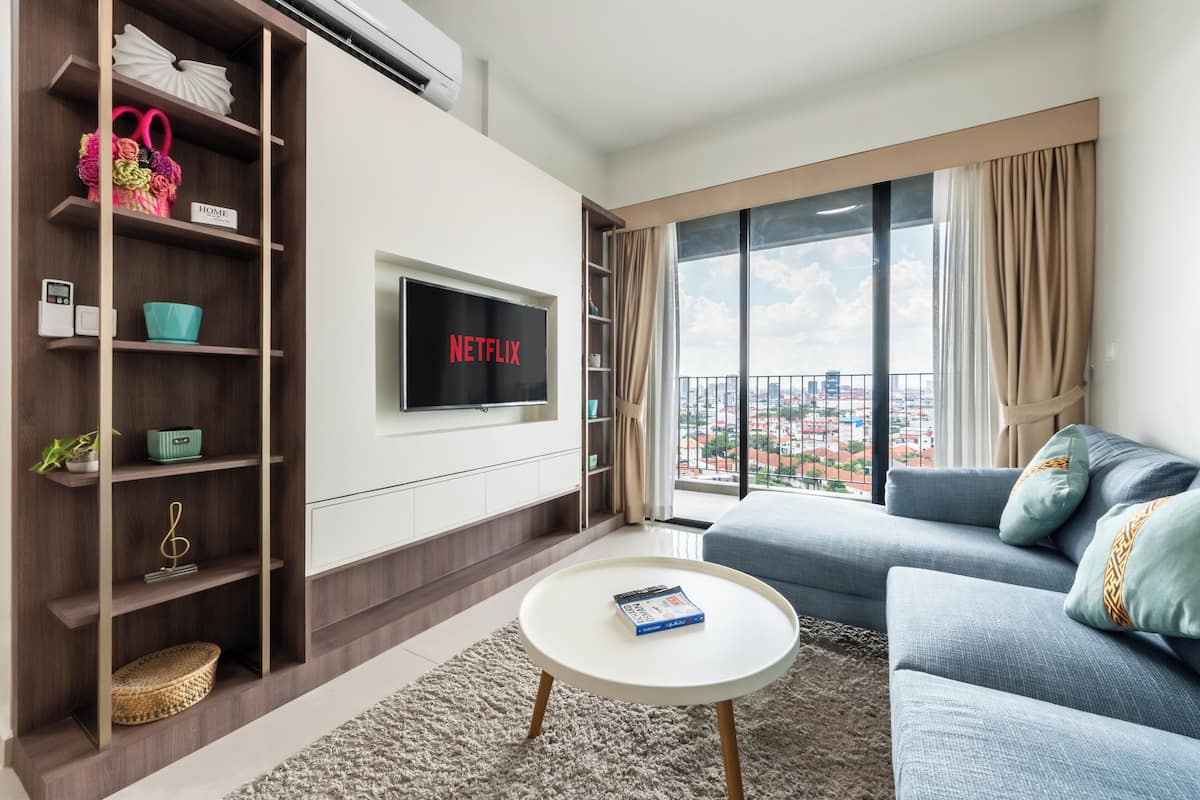 Habitación doble familiar, vista a la ciudad | Área de sala de estar | Smart TV de 43 pulgadas con canales digitales