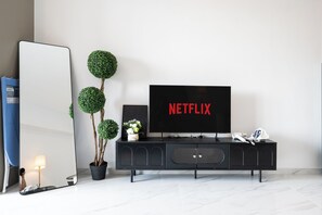 Studio Confort | Coin séjour | TV connectée de 43 pouces avec chaßnes numériques