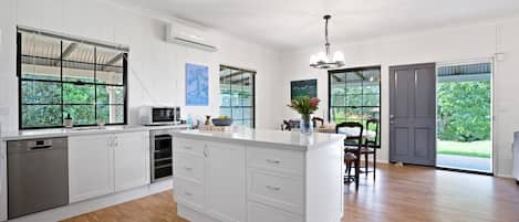 Réfrigérateur, four à micro-ondes, un four, surface de cuisson