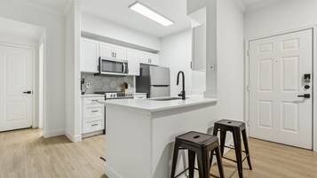 Frigorifero, microonde, forno, piano cottura