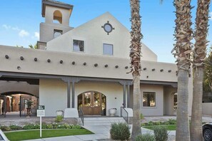 Exterior - CozySuites Chandler 2BR with 2 pools + Jacuzzi! 11 (Chandler)