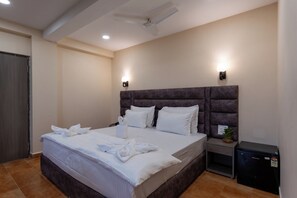 Habitación cuádruple básica, balcón, vista a la ciudad | Insonorización y wifi gratis 