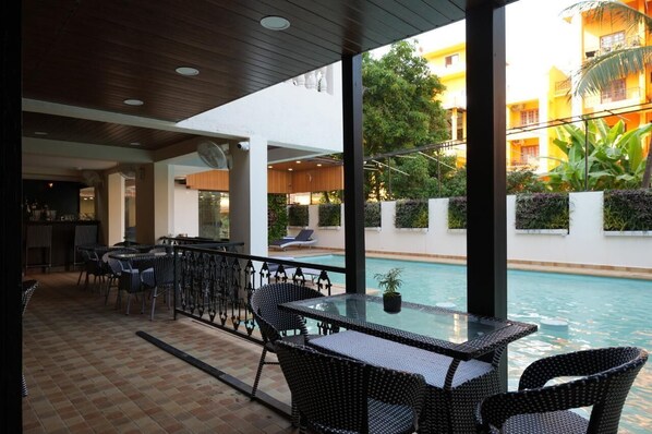 Poolside bar - Evoke Express Candolim (Candolim)