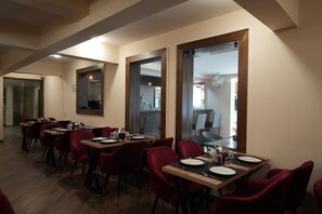 Restaurant - Evoke Express Candolim (Candolim)