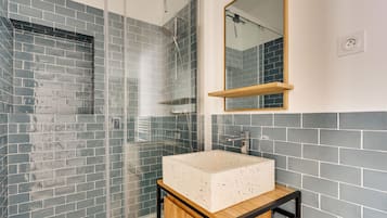 Douche, sĂšche-cheveux, serviettes fournies, papier toilette