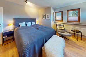 2 Schlafzimmer, Schreibtisch, Bügeleisen/Bügelbrett, Reisekinderbett