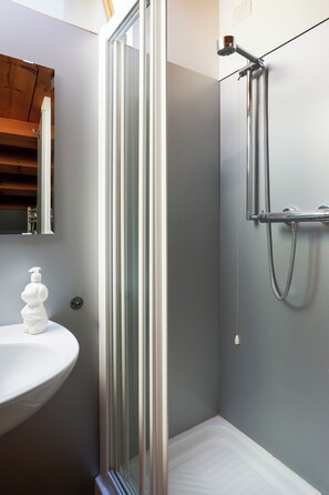 Douche, sèche-cheveux, bidet, serviettes fournies