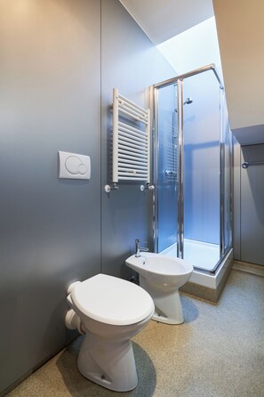 Dusche, Haartrockner, Bidet, Handtücher