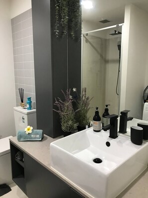 Haartrockner, Handtücher, Seife, Toilettenpapier