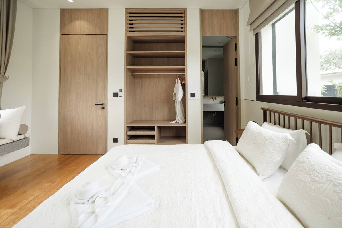 Villa – deluxe, bassengutsikt | Blendingsgardiner, lydisolert, wi-fi (inkludert) og sengetøy