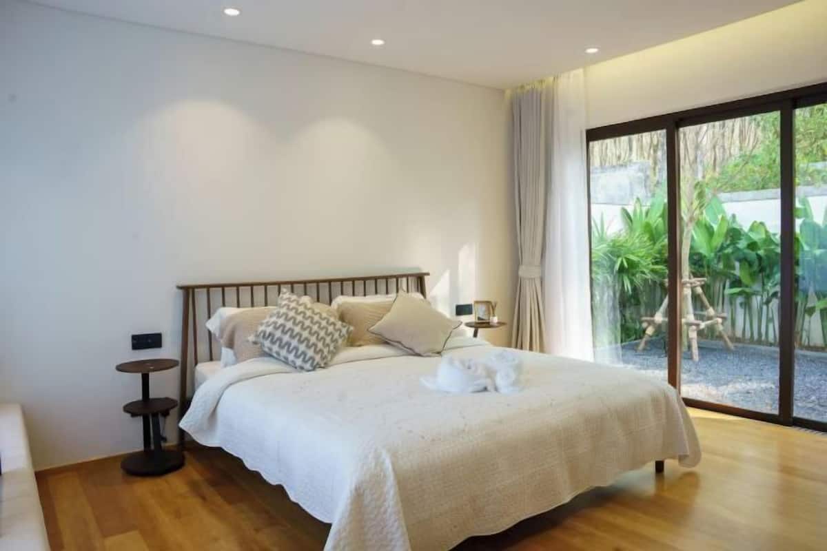 4 bedrooms, blackout curtains, soundproofing, free WiFi