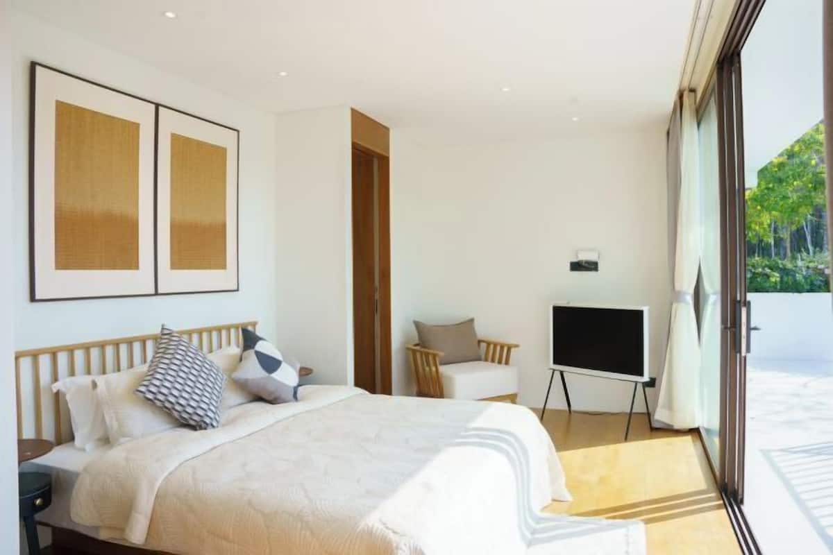 4 bedrooms, blackout curtains, soundproofing, free WiFi