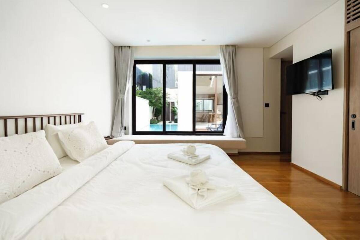 Blackout drapes, soundproofing, free WiFi, bed sheets