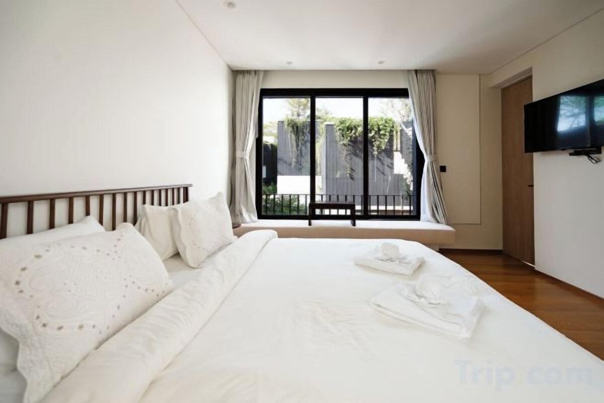 Blackout drapes, soundproofing, WiFi (free), bed sheets