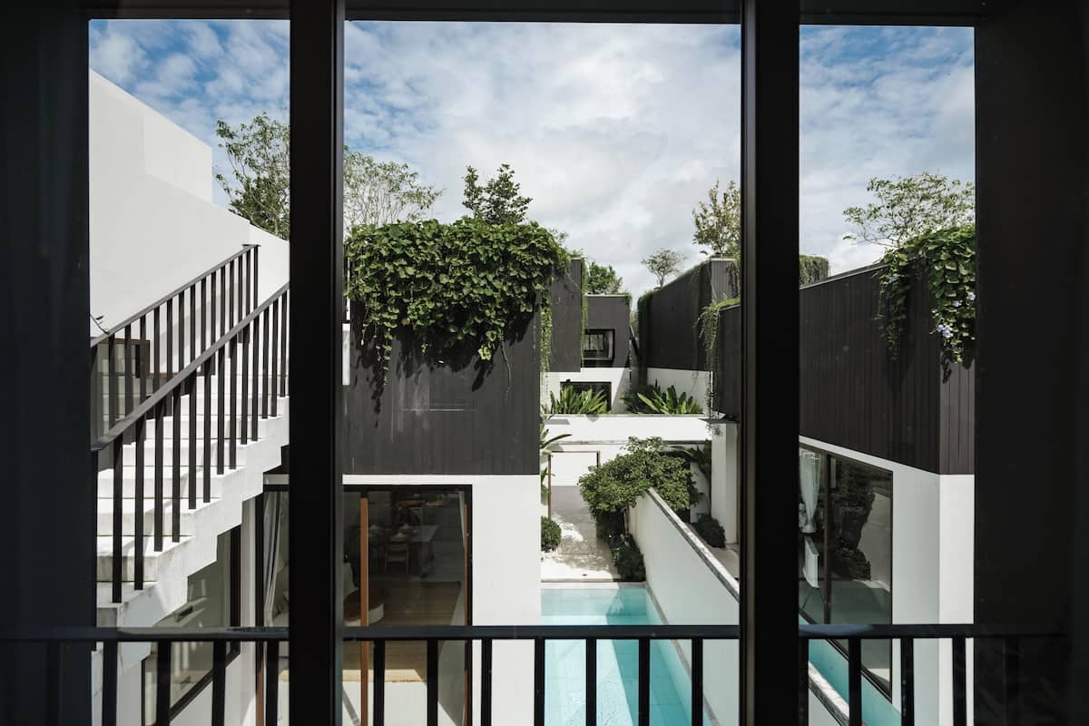 Um edifício moderno com piscina, área de estar externa e escadaria.