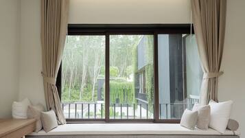 Deluxe villa, uitzicht op zwembad | Woonruimte