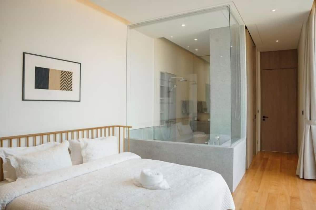 4 bedrooms, blackout curtains, soundproofing, free WiFi