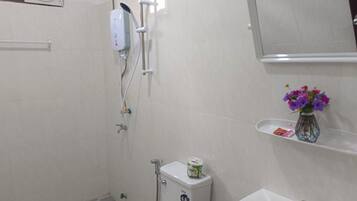 Habitación estándar doble, balcón, vistas al jardín | Ducha del cuarto de baño