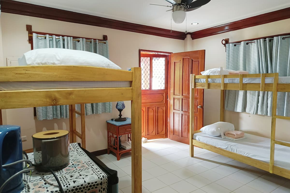 Chambre Quadruple | Wi-Fi gratuit, draps fournis