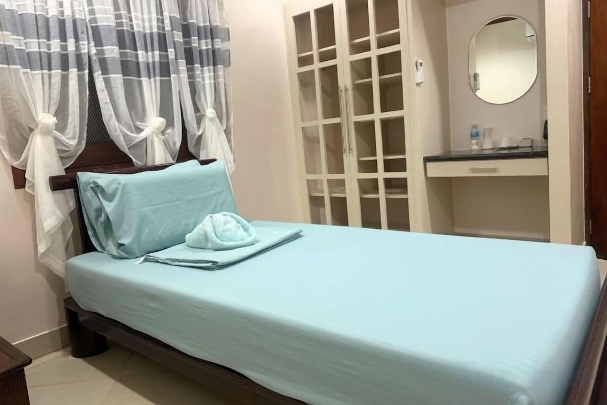 WiFi (free), bed sheets
