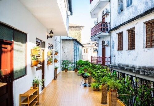 Spacious 7-bedroom apartment with WiFi and AC in wonderful Zanzibar