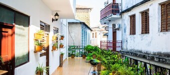 Spacious 7-bedroom apartment with WiFi and AC in wonderful Zanzibar