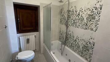 Eco-friendly toiletries, hair dryer, bidet, towels