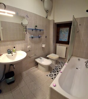 Produtos de toalete biodegradáveis, bidê, toalhas de banho, sabonete