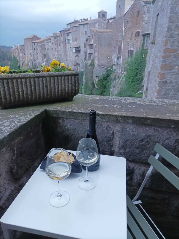 Outdoor dining - Suspended in the village (Vitorchiano)