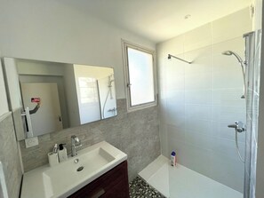 Douche, sèche-cheveux, serviettes fournies, savon