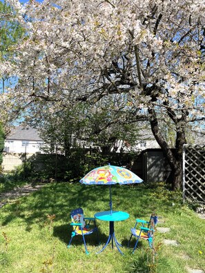 Property grounds - Charming 4-bedroom house with garden, close to shops and bus stop (Bruz)